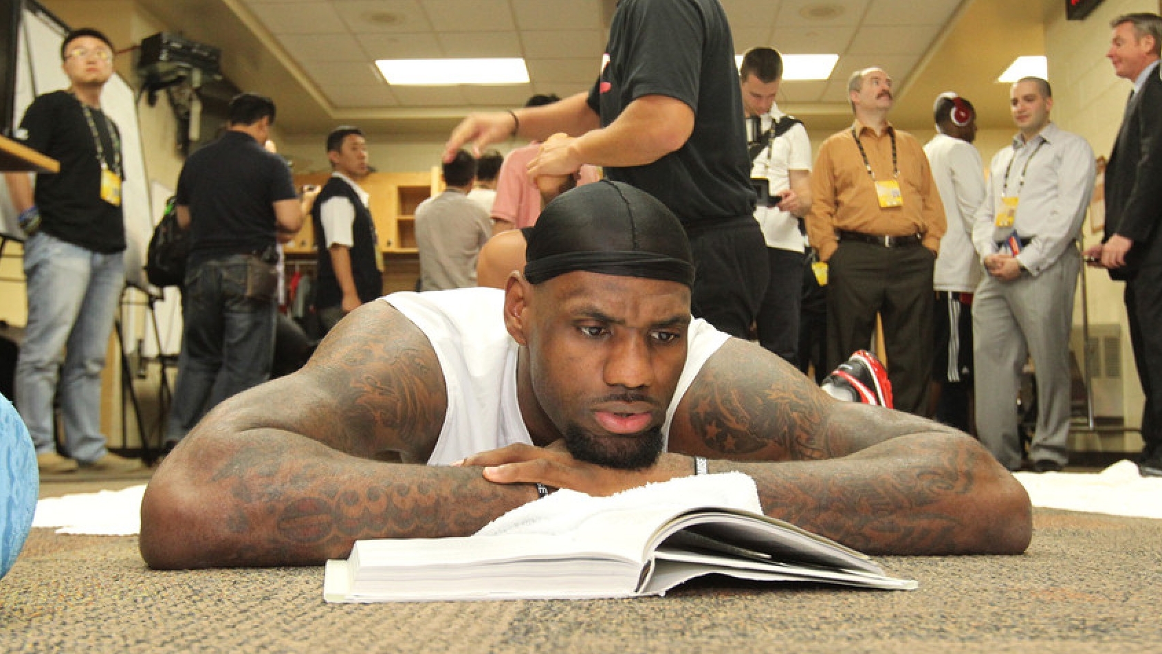 【NBA】勒布朗愛讀書？名宿：他只是在書上涂色