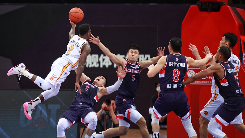 【CBA】?jī)煞蛛U(xiǎn)勝山西，廣州隊(duì)獲首勝