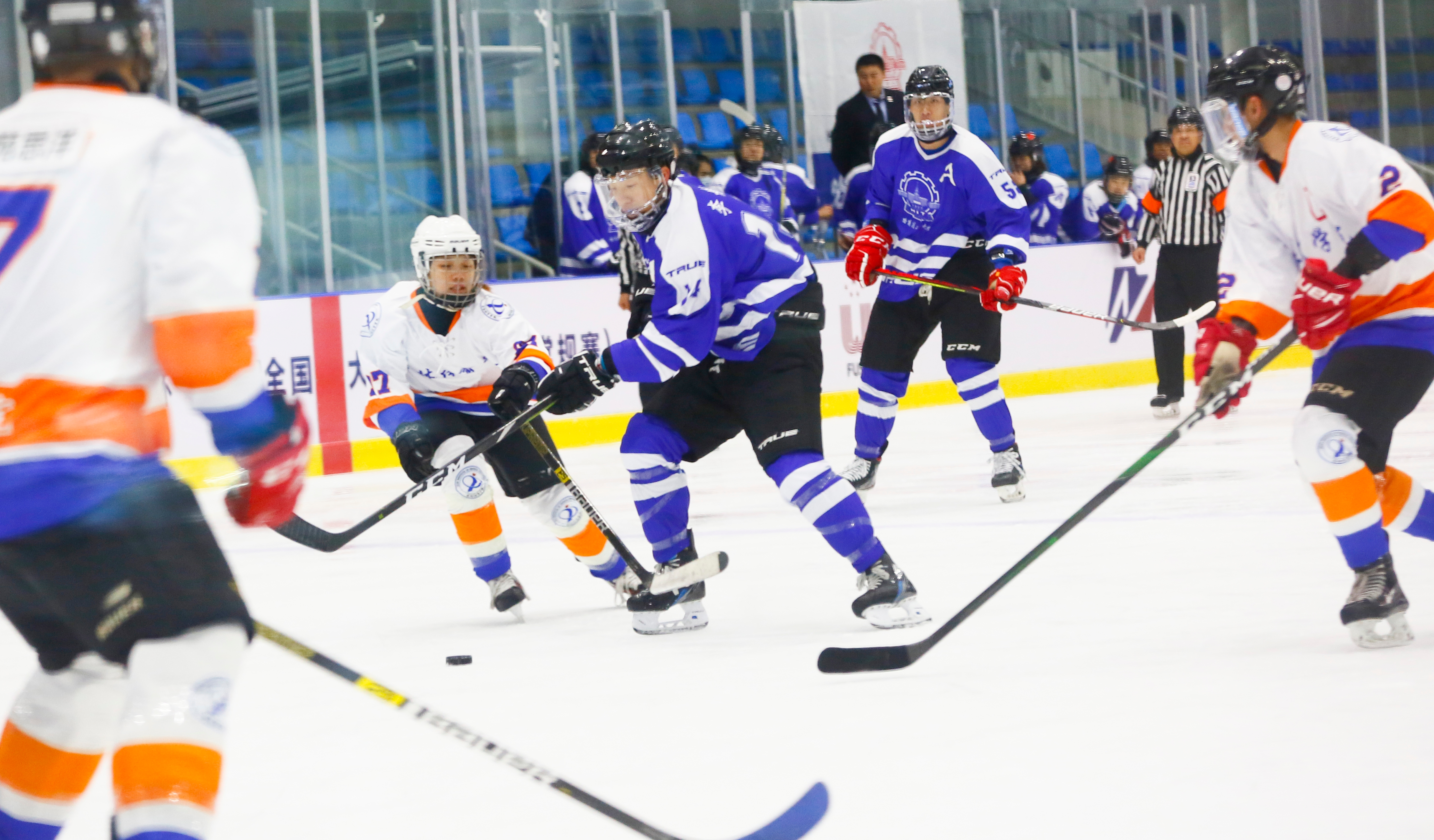 【冰球】大學(xué)生冰球聯(lián)賽開幕，17支高校隊(duì)掀冰球熱潮