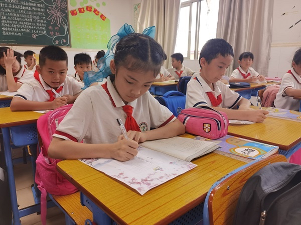 普通話誦百年偉業(yè)·規(guī)范字寫時代新篇