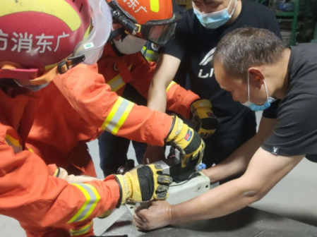 驚險(xiǎn)！男子手指被機(jī)器“咬”住，中山三角鎮(zhèn)消防火速救援
