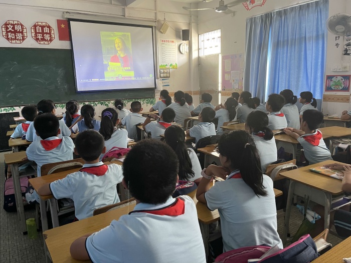 樂群小學(xué)開展“信念的顏色”愛國主題班會