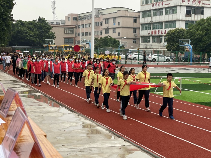 華強(qiáng)學(xué)校舉行秋季學(xué)期田徑運(yùn)動(dòng)會