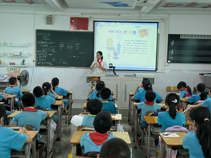民眾中心小學(xué)開展“中秋節(jié)傳統(tǒng)文化教育”主題班隊(duì)課