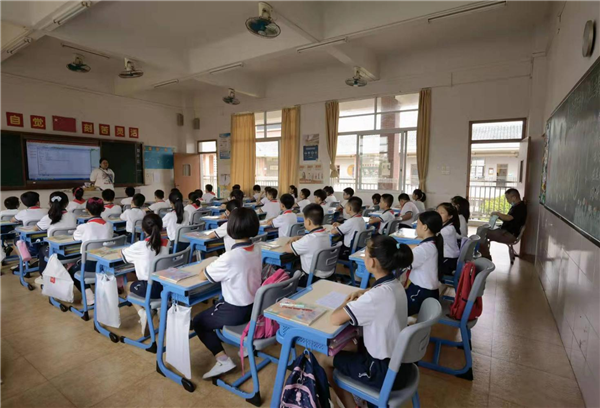 翠亨小學：中山市人民政府督學、南朗街道教育和體育事務中心副主任黃嘉宏到翠亨小學觀課調(diào)研