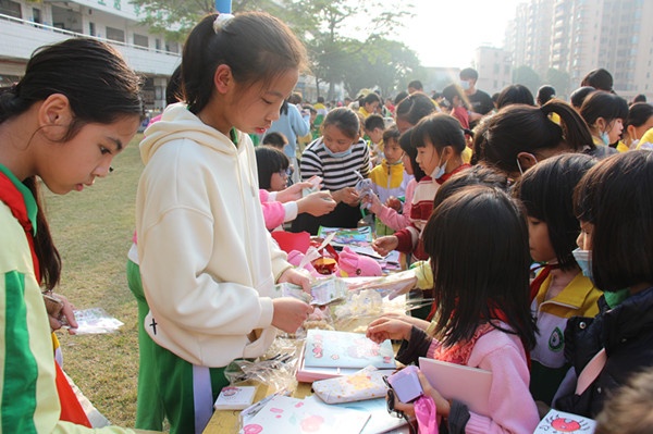 快樂奉獻，愛心無限