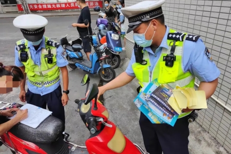 提高頭盔佩戴率！小欖交警推出多項措施