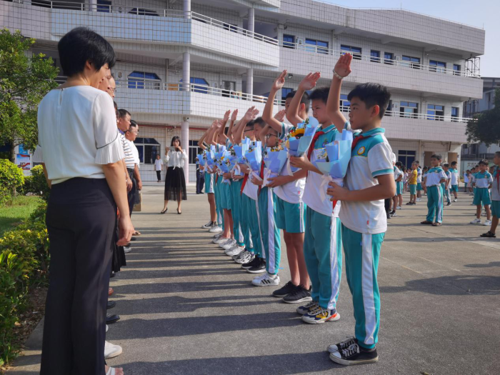 桃李滿天下，祝福齊飛揚(yáng)