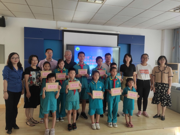 愛心成就夢(mèng)想，真情點(diǎn)燃希望——“同心·公益周末”活動(dòng)在浪網(wǎng)小學(xué)舉辦