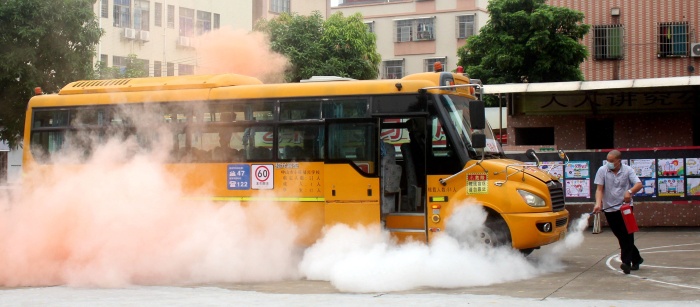 加強(qiáng)校車(chē)應(yīng)急演練，筑牢師生安全防線