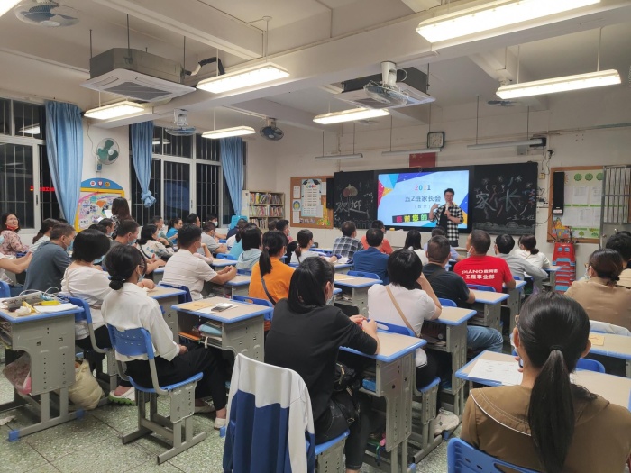 開發(fā)區(qū)第二小學舉行“家校共話‘雙減’，攜手助力成長”家長會