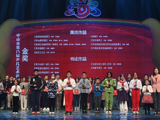 這項(xiàng)市級(jí)少兒藝術(shù)比賽，來自火炬一中的她獲得書法類金獎(jiǎng)