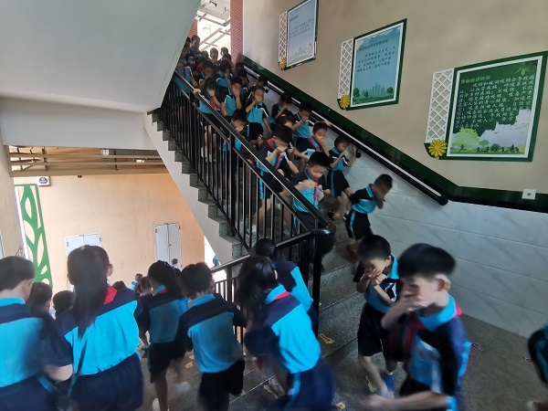 與安全同行 和平安結(jié)伴——馬嶺小學(xué)開展消防安全疏散演練