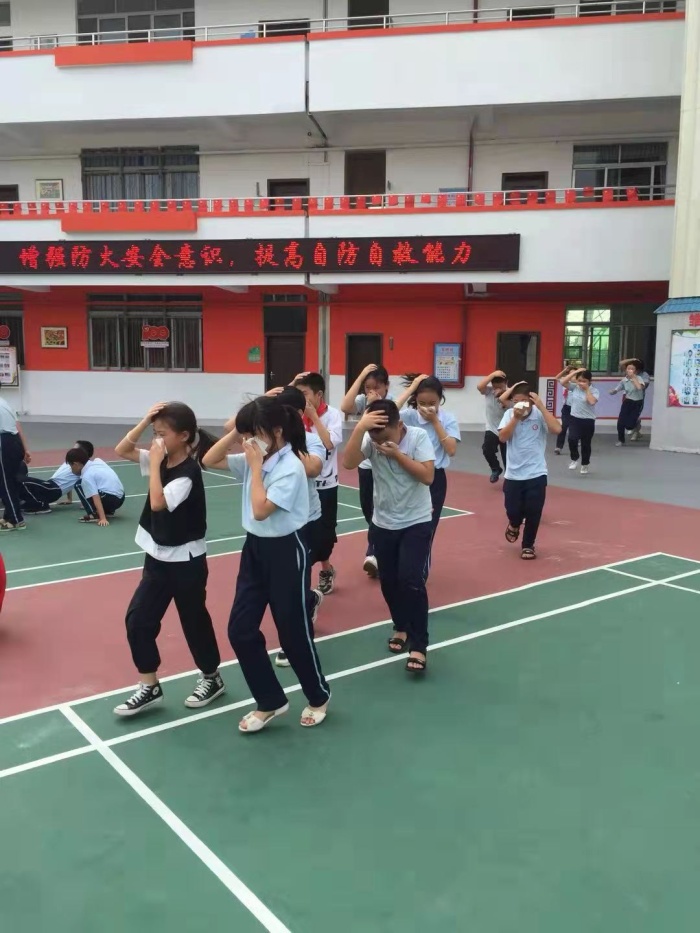 開展校園消防演練，安全教育常抓不懈