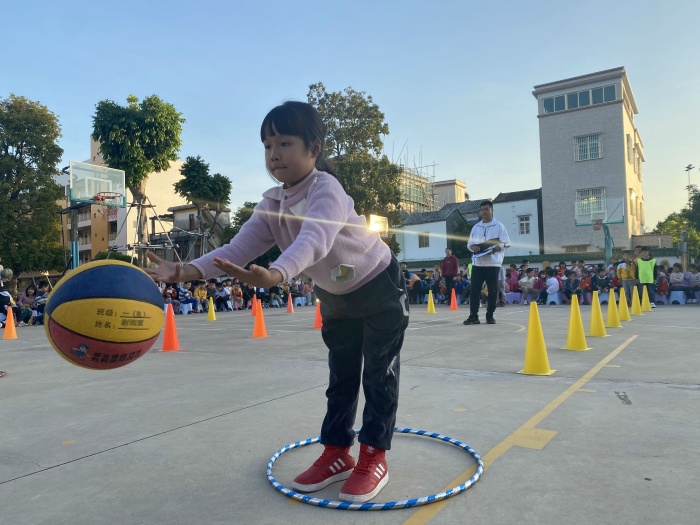 籃天灑汗水，球技展群彩