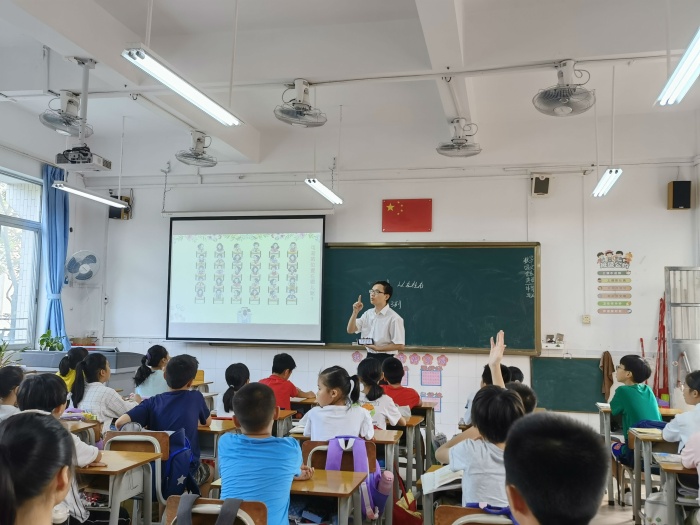 成長(zhǎng)路上展風(fēng)采 ——記東區(qū)紫嶺小學(xué)九月課堂教學(xué)展示活動(dòng)