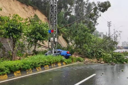 司機注意繞行！神灣一路段因滑坡而交通中斷