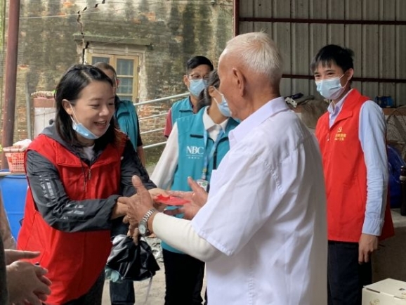 濃濃敬老情，三角鎮(zhèn)結民村開展重陽節(jié)慰問活動