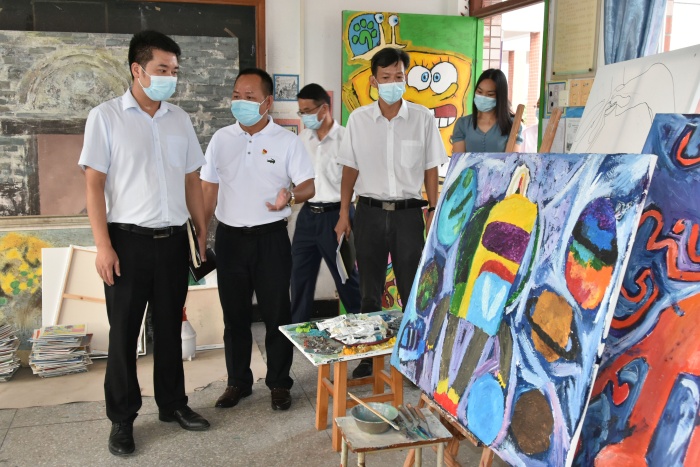 板芙鎮(zhèn)主要領(lǐng)導(dǎo)到新聯(lián)小學(xué)慰問(wèn)教師