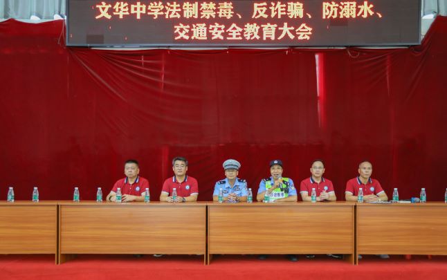 1657282766440023600.jpg 林泳江警官進(jìn)行講座.jpg