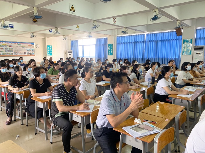 全體教師認(rèn)真聽課,做好筆記