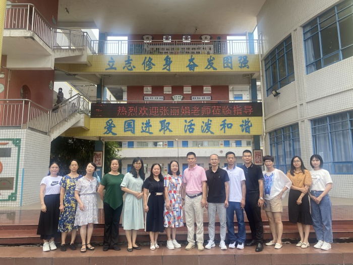 西街小學(xué)行政級科組長與張麗娟合影留念