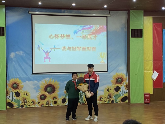 20201030全國舉重冠軍李偉華回母校照片 (18).jpg