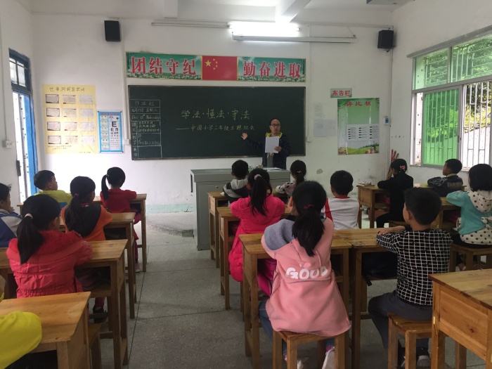 梁建其老師開展普法主題班會課活動.jpg