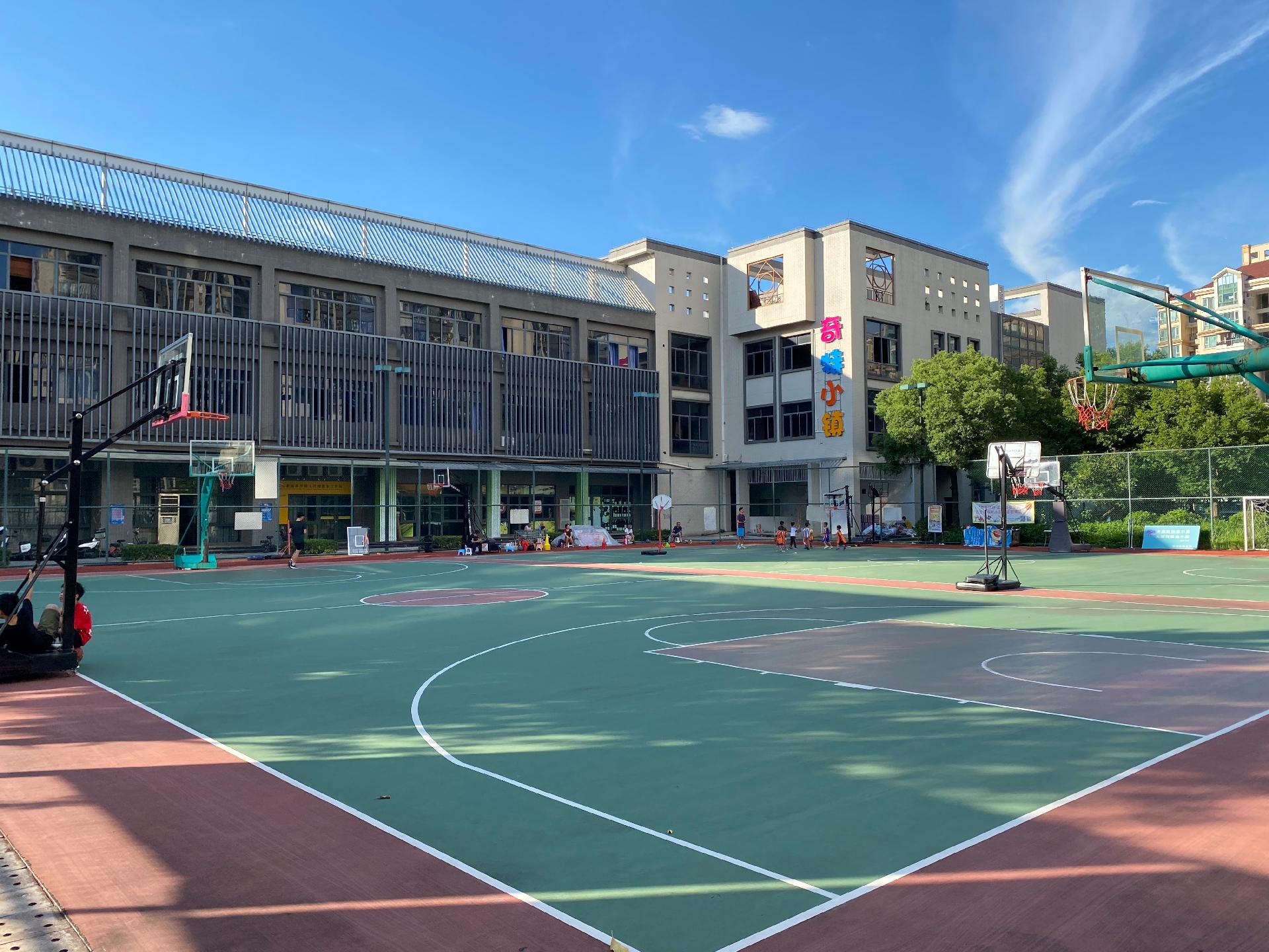 可逸江畔籃球場(chǎng)