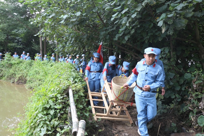 開發(fā)區(qū)第一小學(xué)舉行“踏尋紅色足跡，共慶建黨100周年”親子研學(xué)