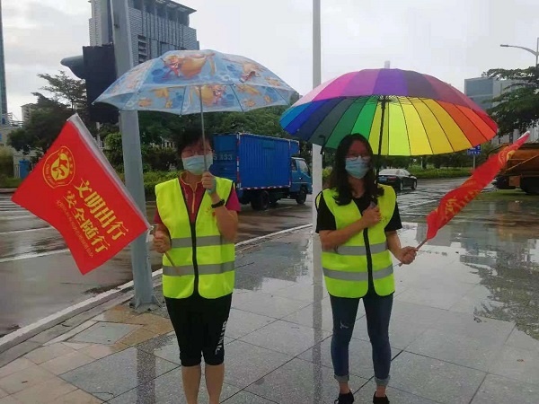 開(kāi)發(fā)區(qū)第六小學(xué)志愿者冒雨參加交通文明勸導(dǎo)