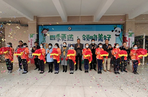 開發(fā)區(qū)中心小學(xué)美育節(jié)開幕暨美術(shù)作品展活動