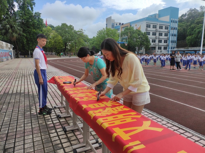 開發(fā)區(qū)第二小學(xué)舉行“文明餐桌 拒絕浪費(fèi)”活動啟動儀式