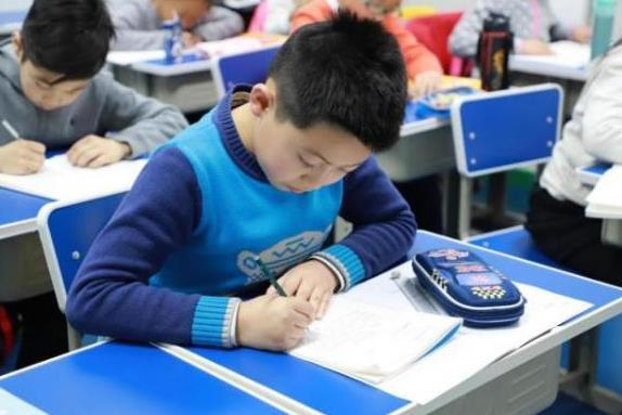 雙減繼續(xù)發(fā)威，“周中”上課或成歷史，小學(xué)生的快樂(lè)生活來(lái)了