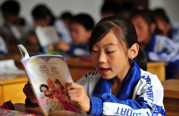 小學語文課本封面上“媽媽”變丑了？官方辟謠，與二胎變?nèi)o關