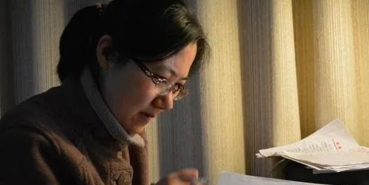 55歲女高級(jí)教師堅(jiān)決不退休，占著高職名額，年輕老師急了……