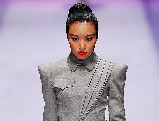 討論：給教師定制統(tǒng)一服裝，能提高社會(huì)地位和職業(yè)榮譽(yù)感嗎？