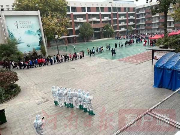 【關(guān)注鄭州新發(fā)疫情】鄭州市義務(wù)教育階段學(xué)校師生陸續(xù)進行全員核酸檢測