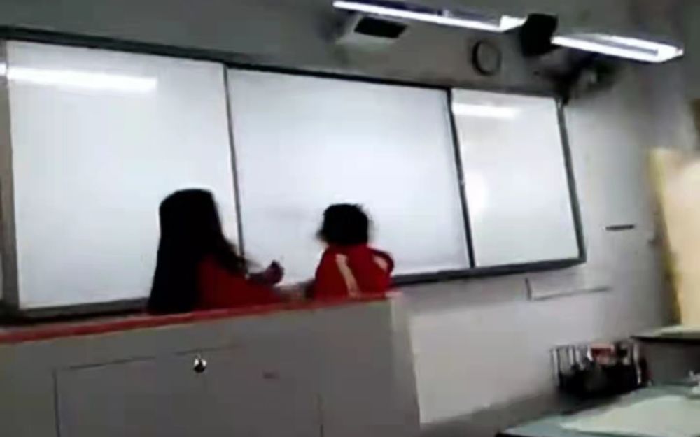 四川金堂一女老師課堂上扇女學生耳光，教育局：情況屬實，正調(diào)查