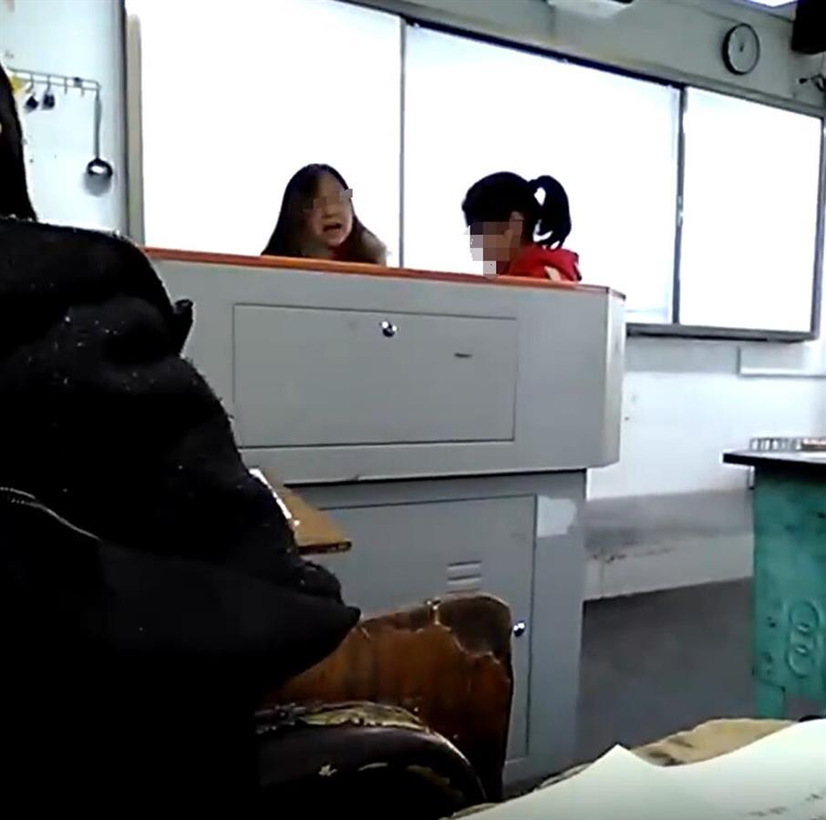 四川金堂一女老師上課當(dāng)眾扇學(xué)生耳光，當(dāng)?shù)乜h教育局已介入調(diào)查