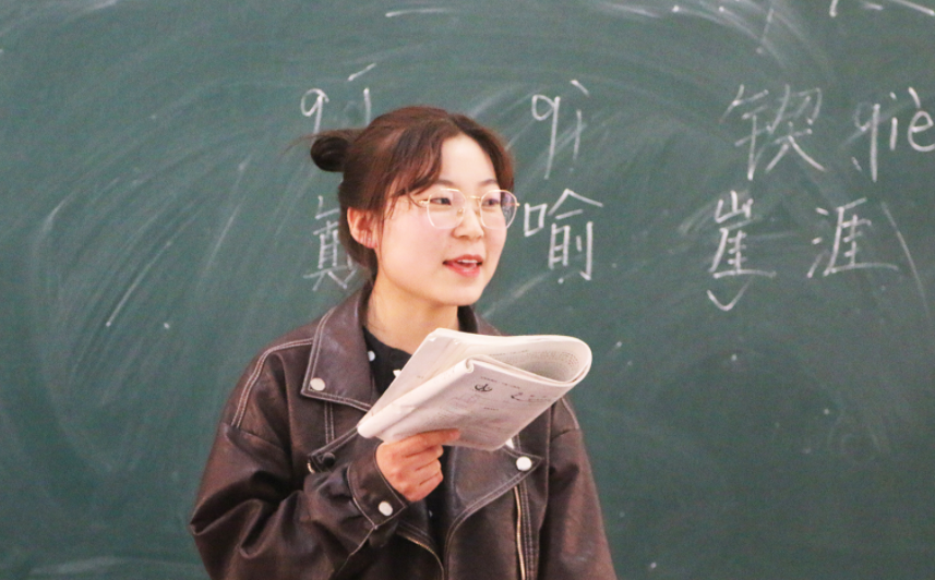 95后教師“教案”走紅，深受學(xué)生青睞，家長對此褒貶不一