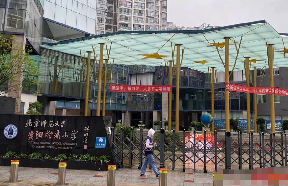 “頂流小學(xué)”37名家長(zhǎng)，聯(lián)名要求7歲女孩退學(xué)，原因是什么？