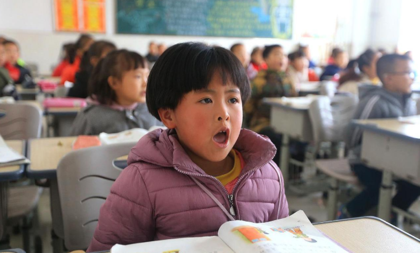 河南某小學(xué)兩名老師被調(diào)走，校長請村民來代課，家長顧慮重重
