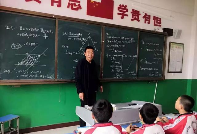 一下班就關(guān)機(jī)，你配當(dāng)老師嗎？家長(zhǎng)的無理取鬧折射出教師的卑微