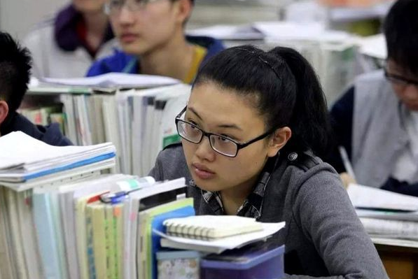 教育部發(fā)通知，中小學(xué)將實(shí)行“新規(guī)定”，學(xué)生想偷玩手機(jī)不可能了