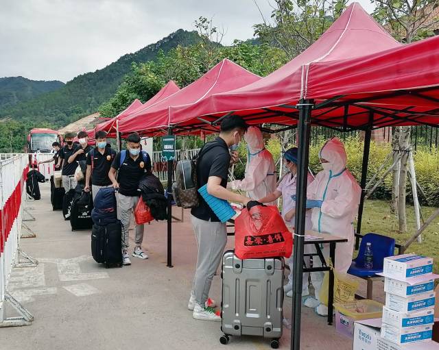 比賽前球員正在進(jìn)行核酸檢測。（市體育局供圖）
