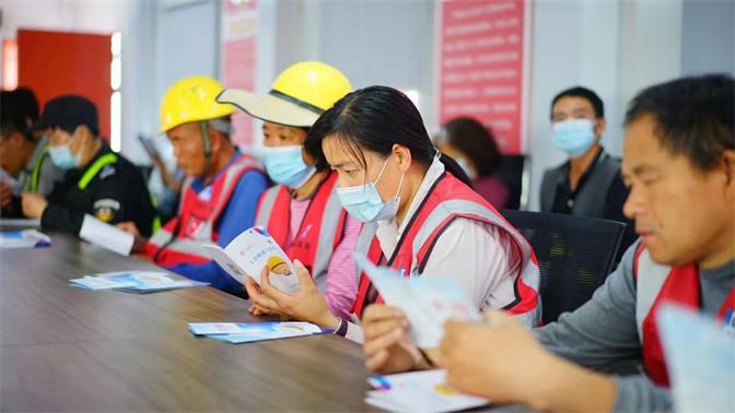 “尊法守法 攜手筑夢”農(nóng)民工公益法律服務(wù)行動在華富街道現(xiàn)場開展2.jpg