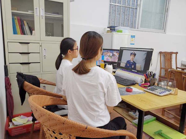 圖五:學(xué)生和家長在觀看消防教育視頻