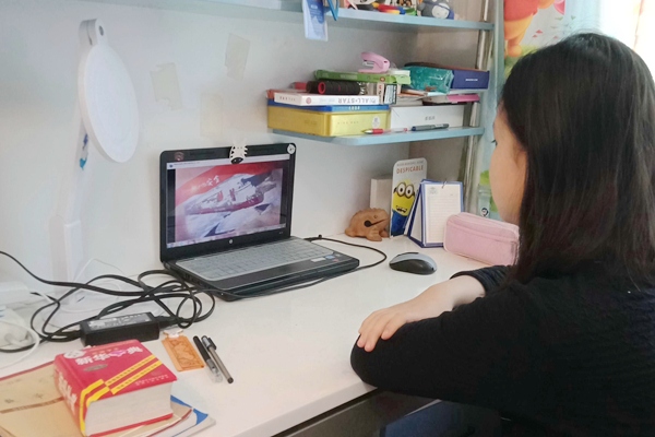 學(xué)生進(jìn)行線上班會(huì)課學(xué)習(xí)