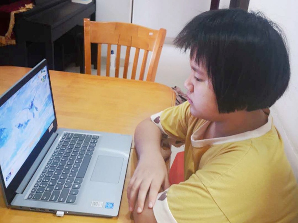 學(xué)生進行線上班會課學(xué)習(xí)